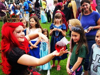 Promo Queen of Hearts Circus Performer Suffolk