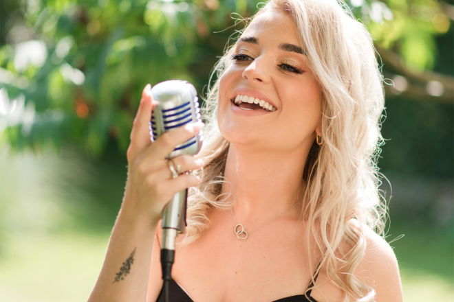 Promo AURA Function Band Essex