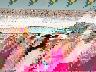 Promo Margot Robbie Barbie and Harley Quinn Lookalike Margot Robbie / Barbie / Harley Quinn Lookalike Norfolk