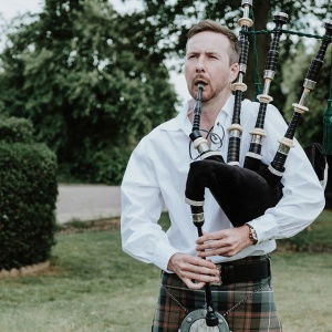 Promo Britains South East Bagpiper  London