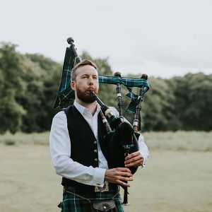 Promo Britains South East Bagpiper  London