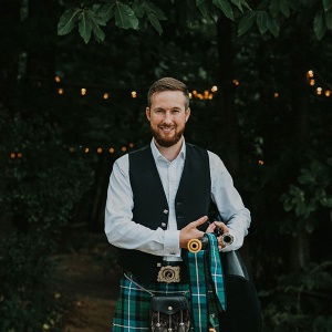 Promo Britains South East Bagpiper  London