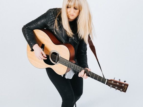 Promo Chloe Fox Singer/Guitarist Cheshire