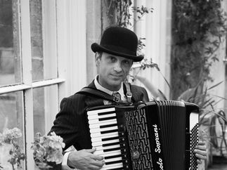 Promo Coeur Vagabond Accordionist Somerset
