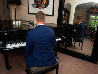 Promo Dom Fox Pianist Essex