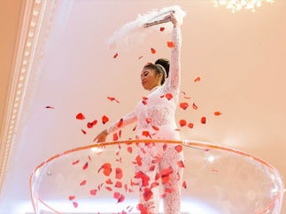 Promo Giant Martini Dancer Dancer Kent