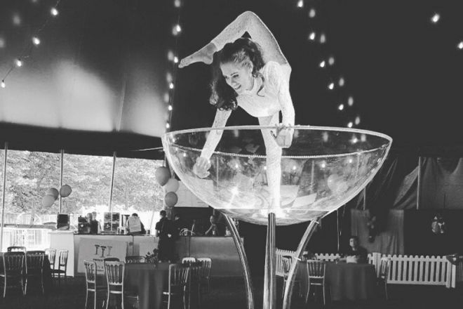 Promo Giant Martini Dancer Dancer Kent