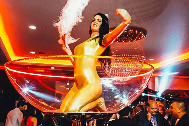 Promo Giant Martini Dancer Dancer Kent