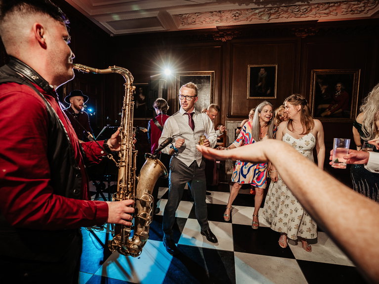 artists similar to Sax It Up