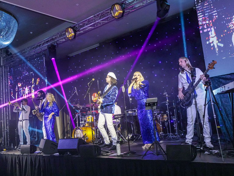 artists similar to Everybody Dance