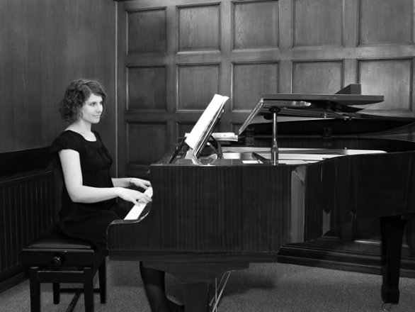 Promo Hannah Daisy Singer-Pianist Oxfordshire