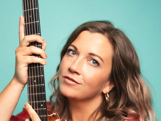 Promo Heidi Peach Singer Guitarist Bedfordshire