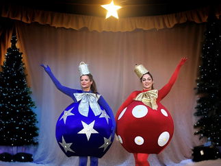 Promo Living Christmas Baubles Christmas Entertainer London