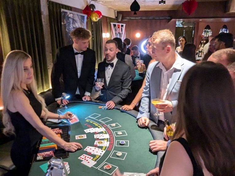 artists similar to Lucky Casino