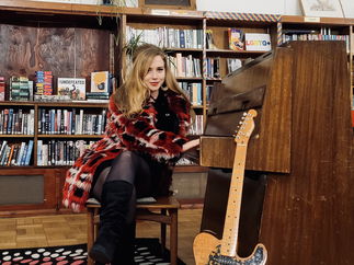 Promo Vivienne Rose Singer Guitarist London