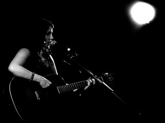 Promo Elly Singer Guitarist London