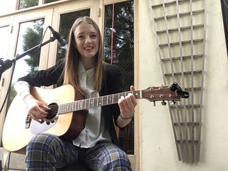 Promo Sian Summers Solo Singer/ Guitarist Nottinghamshire