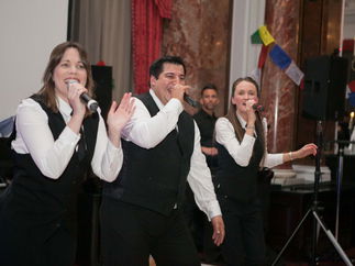 Promo The Singing Waitresses and Waiters Singing Waiter Hertfordshire