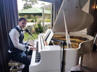 Promo Jon Andrews Singer/Pianist London