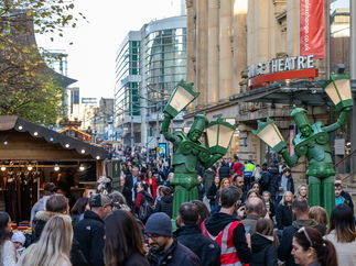 Promo Alive Lamp Posts Street Performer London