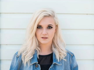 Promo Lianne Solo Singer / Guitarist Essex