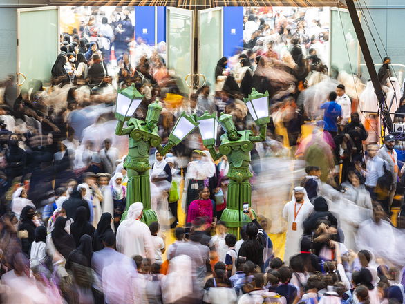 Promo Alive Lamp Posts Street Performer London