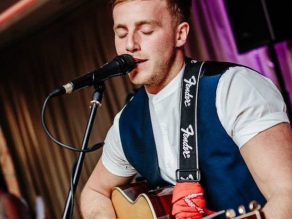 Promo Marc Oliver Solo singer and guitarist Staffordshire