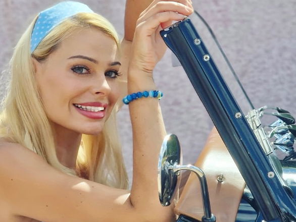 Promo Margot Robbie Barbie and Harley Quinn Lookalike Margot Robbie / Barbie / Harley Quinn Lookalike Norfolk