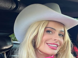 Promo Margot Robbie Barbie and Harley Quinn Lookalike Margot Robbie / Barbie / Harley Quinn Lookalike Norfolk