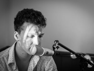 Promo Max Richards Solo Singer/Guitarist Kent