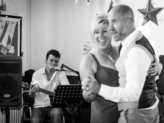 Promo Max Richards Solo Singer/Guitarist Kent