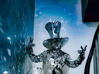 Promo Magic Mirror Men Walkabout Mirror People London