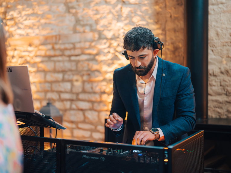 artists similar to A Russell DJ