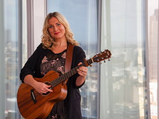 Promo Florence Smith Singer / Guitarist / Pianist / Ukelele London