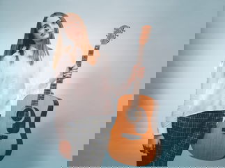 Promo Sian Summers Solo Singer/ Guitarist Nottinghamshire