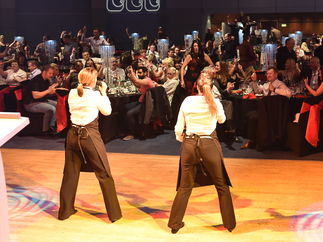 Promo The Singing Waitresses and Waiters Singing Waiter Hertfordshire