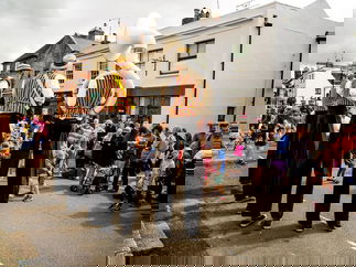 Promo The Ten Foot Troubadours Stilt Walking Band East Sussex