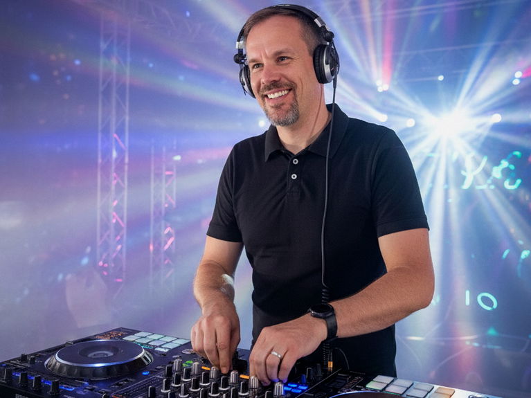 artists similar to DJ Mr Wright