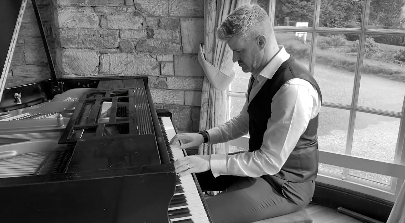 Andrew James | Singer-Pianist Cornwall | Alive Network