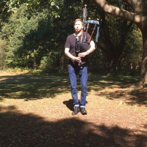 Video Britains South East Bagpiper  London