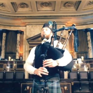 Video Britains South East Bagpiper  London