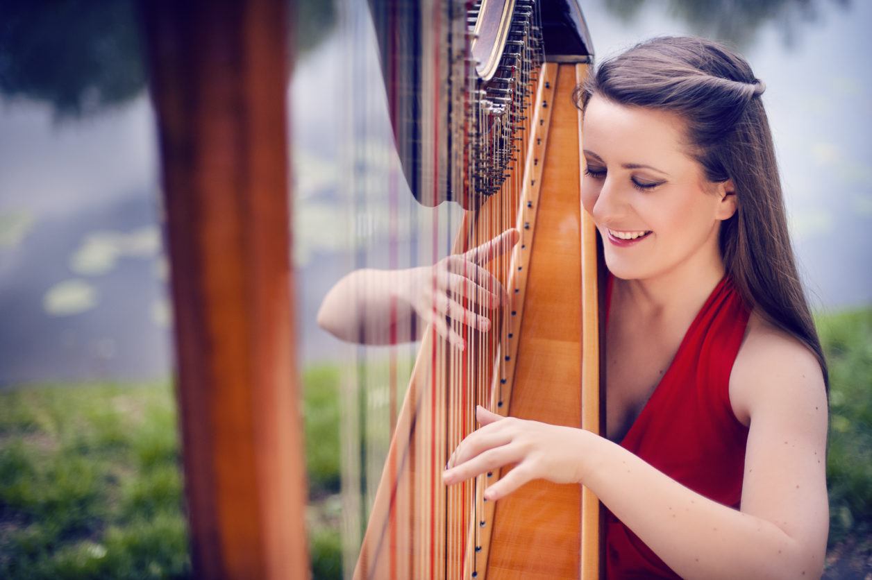 FEMALE HARP PLAYER IN DUBAI - 2ID EVENTS