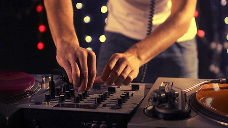 DJs & Mobile Discos DJs & Mobile Discos