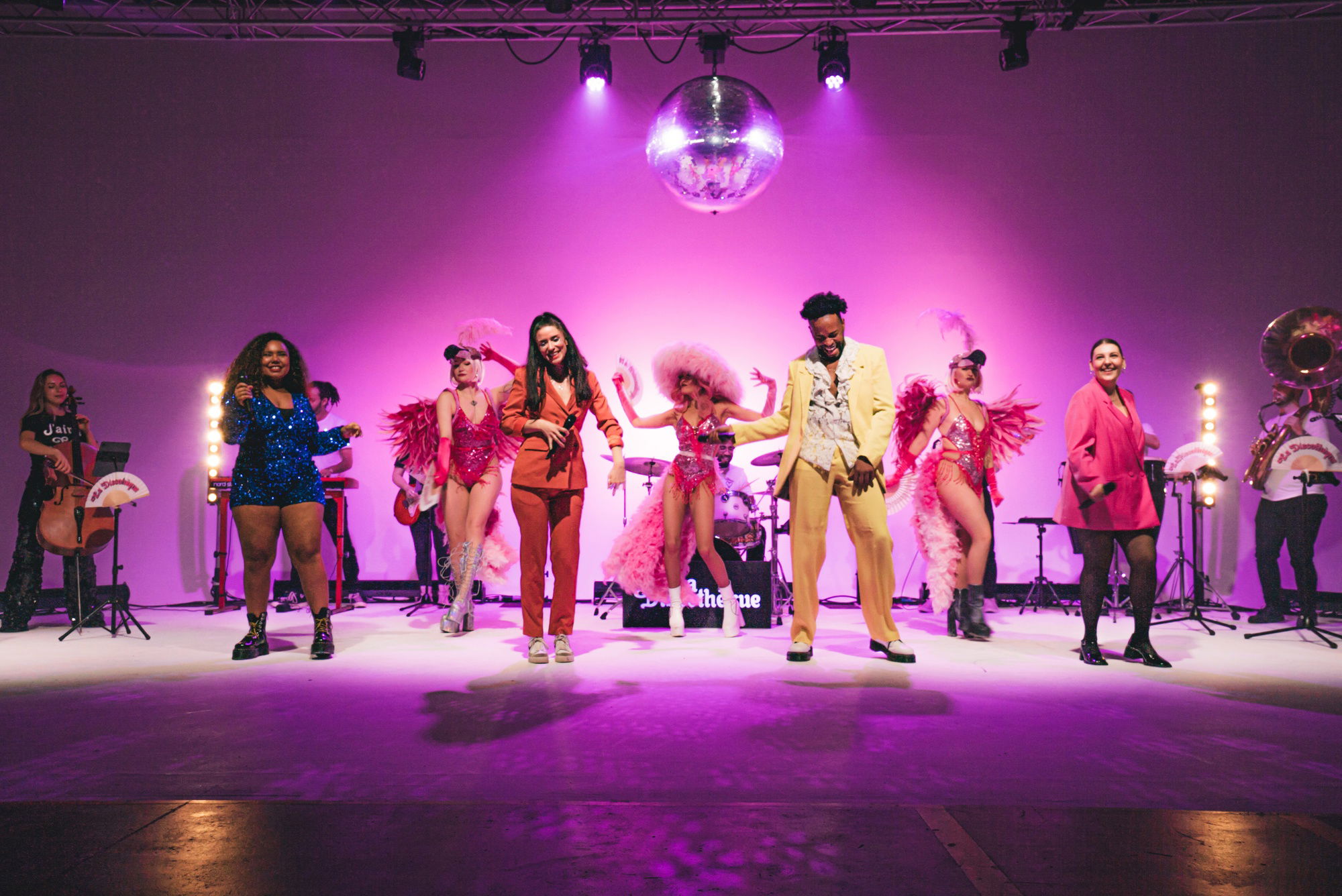 Larger wedding bands increase costs but offer more wow